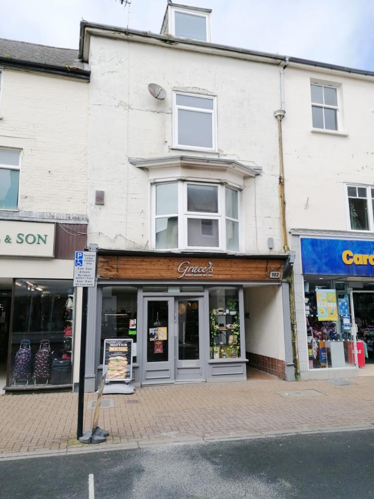 Lot: 57 - FREEHOLD TOWN CENTRE MIXED INVESTMENT COMPRISING A RETAIL UNIT AND TWO FLATS -